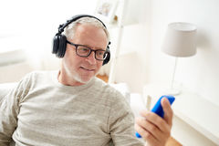 happy-senior-man-smartphone-headphones-technology-people-lifestyle-distance-learning-concept-listening-to-music-79316615 happy-senior-man-smartphone-headphones-technology-people-lifestyle-distance-learning-concept-listening-to-music-79316615